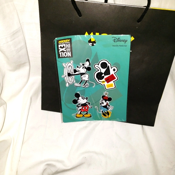 MICKEY THE TRUE ORIGINAL NYC EXHIBIT SET OF IRON-ON PATCHES DISNEY 2018 green - Picture 4 of 7